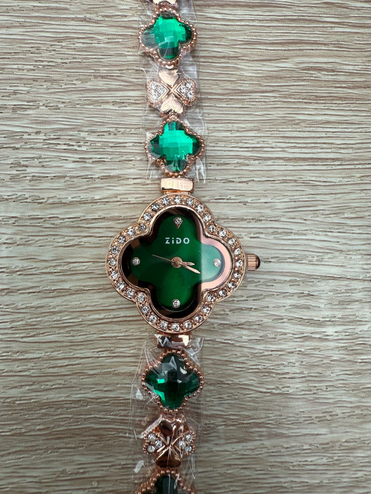 ZIDO Emerald Elegance – A Timeless Symbol of Grace