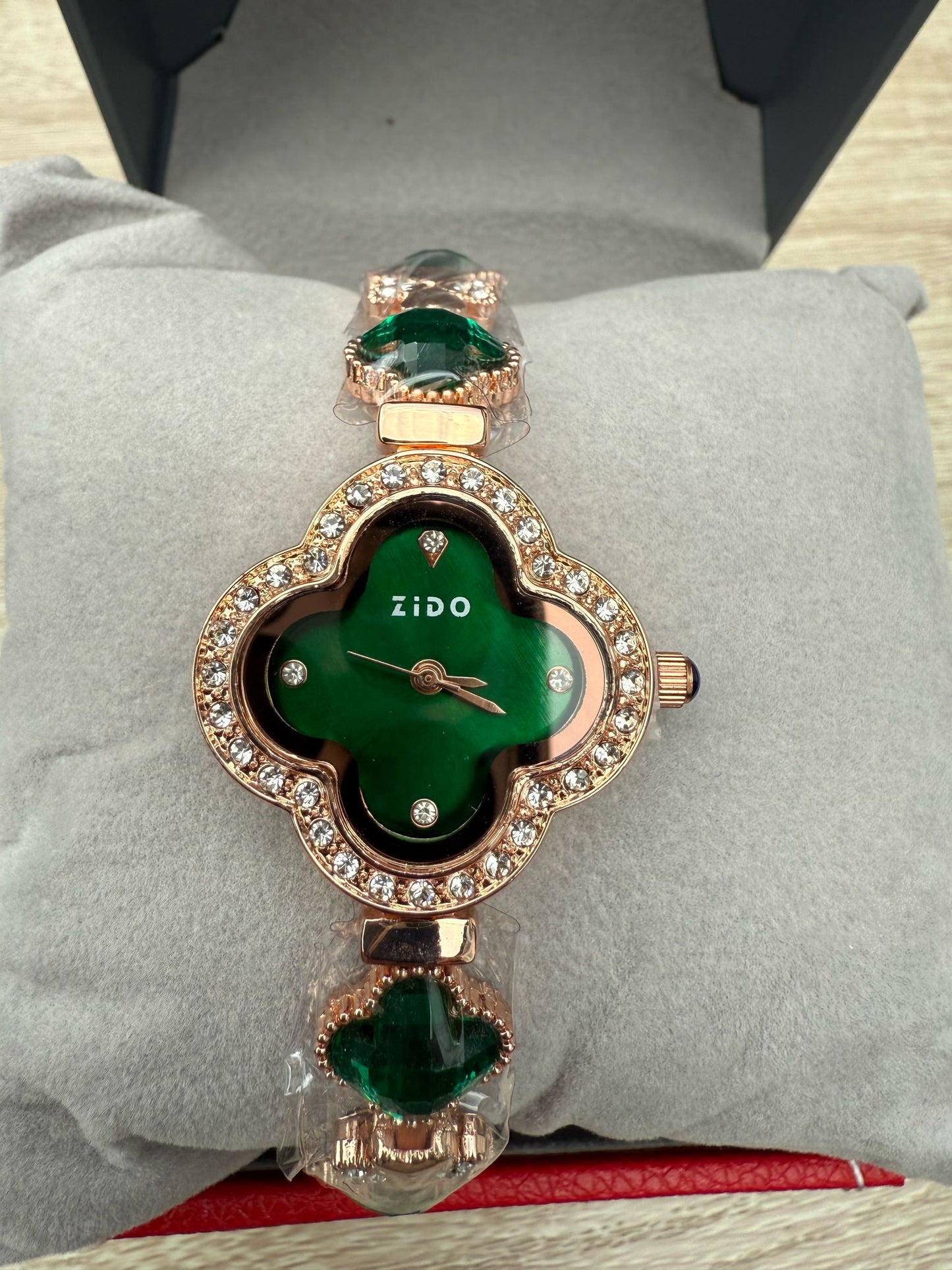 ZIDO Emerald Elegance – A Timeless Symbol of Grace