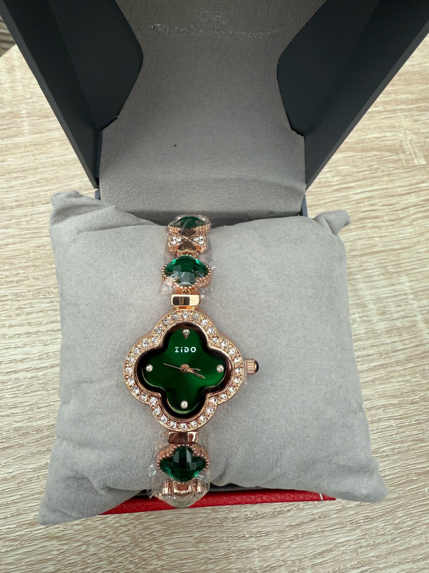 ZIDO Emerald Elegance – A Timeless Symbol of Grace